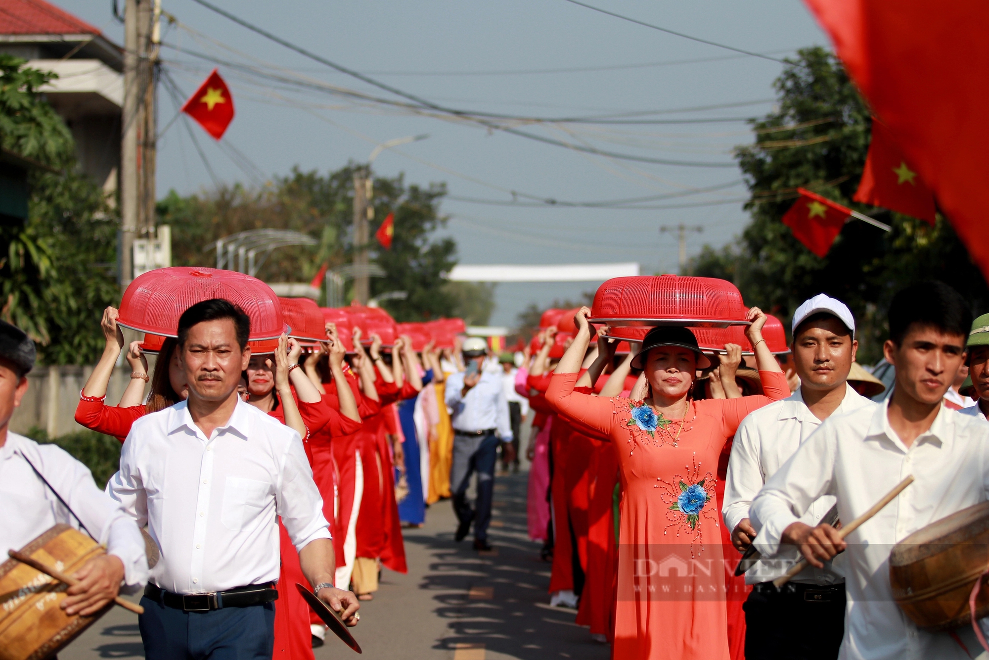 Dòng người mặc áo dài, đầu đội mâm bánh chưng tham gia hội thi tại ngày giỗ vua Mai Hắc Đế- Ảnh 16. Dòng người mặc áo dài, đầu đội mâm bánh chưng tham gia hội thi tại ngày giỗ vua Mai Hắc Đế- Ảnh 16.
