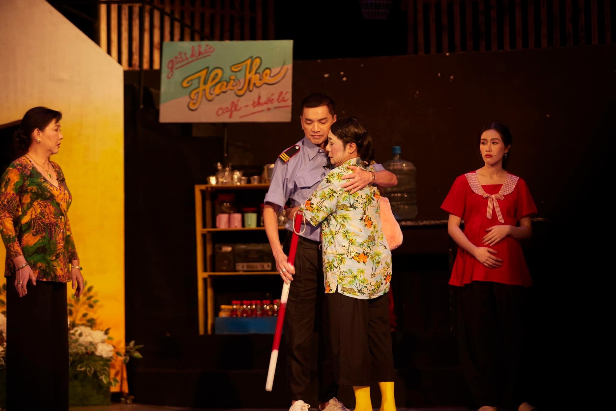 Quang Minh trên sân khấu vở Lẹ lẹ trễ phà - Ảnh: NVCC