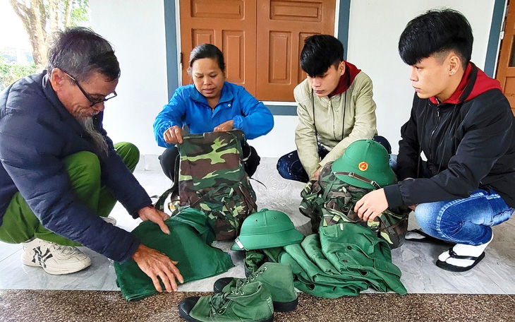 Năm 2024, Hà Nội có 3.700 công dân lên đường nhập ngũ- Ảnh 2. Anh em sinh đôi tình nguyện nhập ngũ