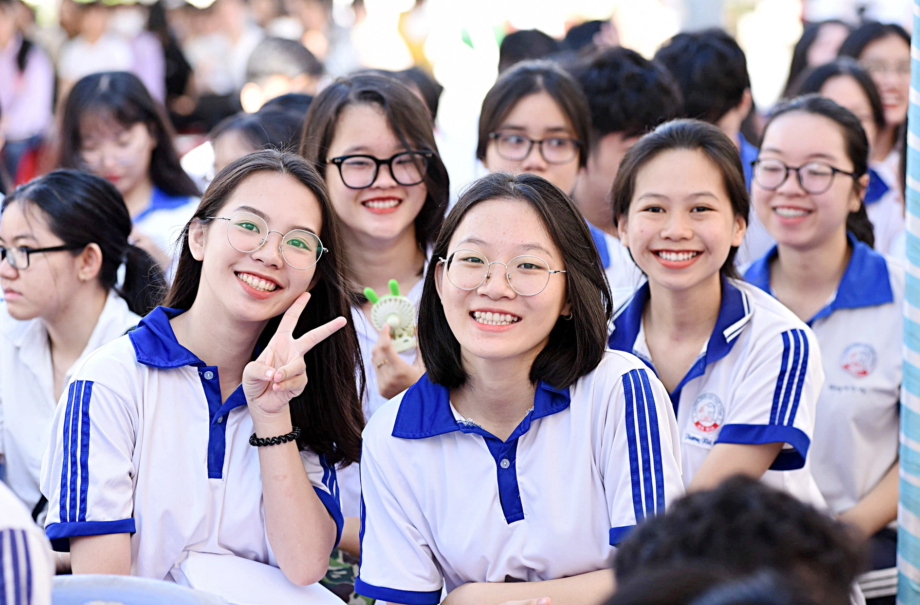 Hơn 200 gian tư vấn tại Ngày hội tư vấn tuyển sinh hướng nghiệp ở TP.HCM- Ảnh 2. Các ngày hội tư vấn tuyển sinh - hướng nghiệp luôn thu hút phụ huynh, học sinh tham dự. Trong ảnh: học sinh dự Ngày hội tư vấn tuyển sinh - hướng nghiệp năm 2023 tại TP.HCM - Ảnh: D.PHAN