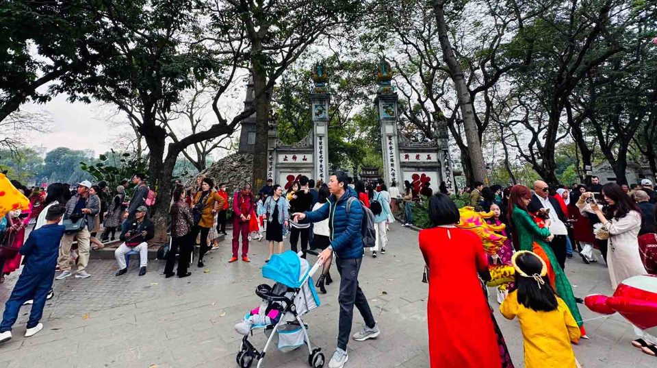Khách du lịch tham quan đền Ngọc Sơn trong kỳ nghỉ Tết Nguyên đán Giáp Thìn. Ảnh: Hoài Nam