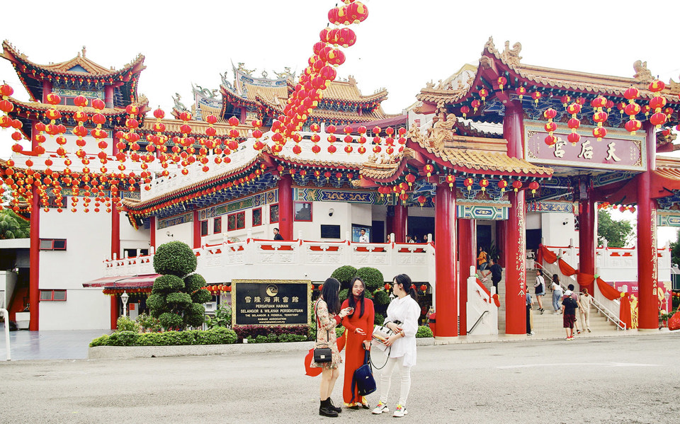 Khách du lịch Việt Nam tham quan chùa Thiên Hậu tại Malaysia. Ảnh: Hoài Nam