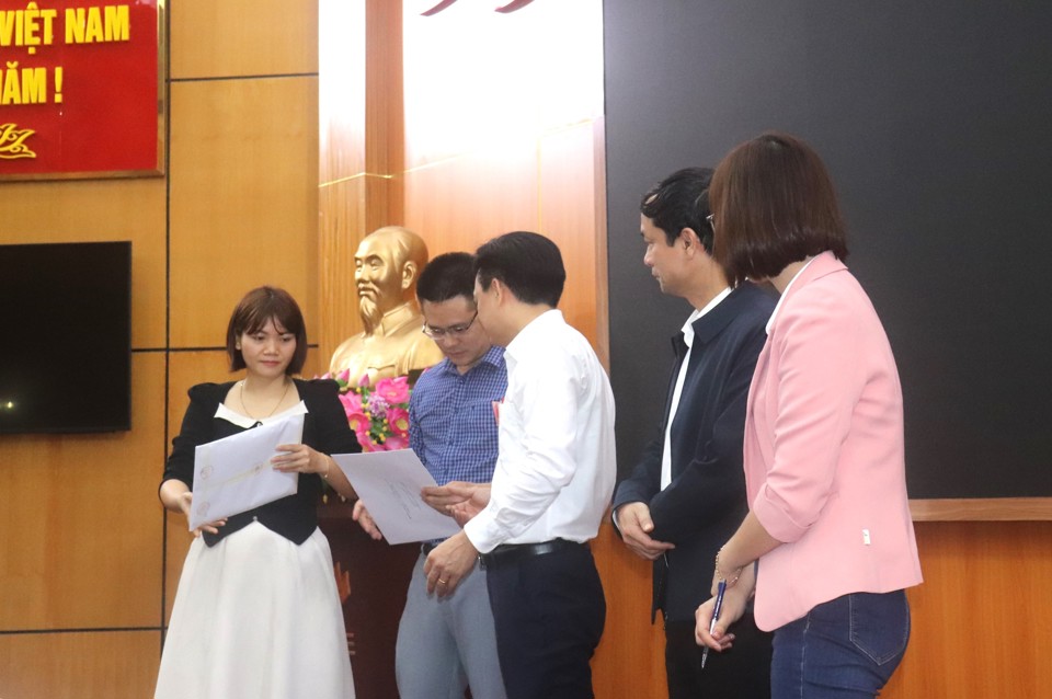 Đại diện th&iacute; sinh tham gia Kỳ kiểm tra, s&aacute;t hạch tiến h&agrave;nh kiểm tra t&iacute;nh bảo mật của đề thi trước giờ l&agrave;m b&agrave;i thi