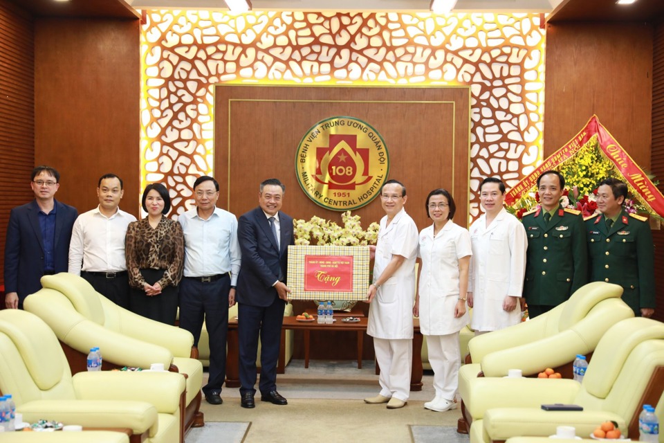 Chủ tịch UBND TP Hà Nội Trần Sỹ Thanh chúc mừng tập thể y, bác sĩ Bệnh viện Trung ương Quân đội 108.