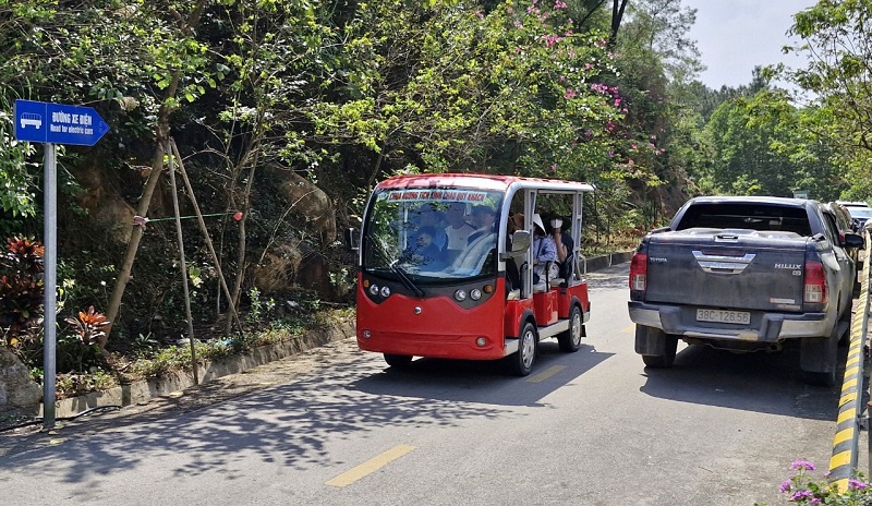 Tuy nhiên trên đường dành cho xe điện vẫn có rất nhiều xe ô tô con đi lại sai quy định