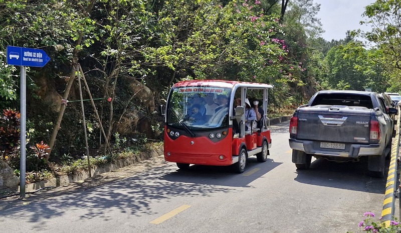 Tuy nhi&ecirc;n tr&ecirc;n đường d&agrave;nh cho xe điện vẫn c&oacute; rất nhiều xe &ocirc; t&ocirc; con đi lại sai quy định