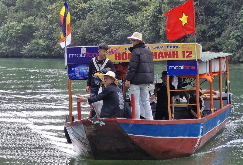 Nhiều du khách không mặc áo phao khi ngồi du thuyền tại hồ Nhà Đường