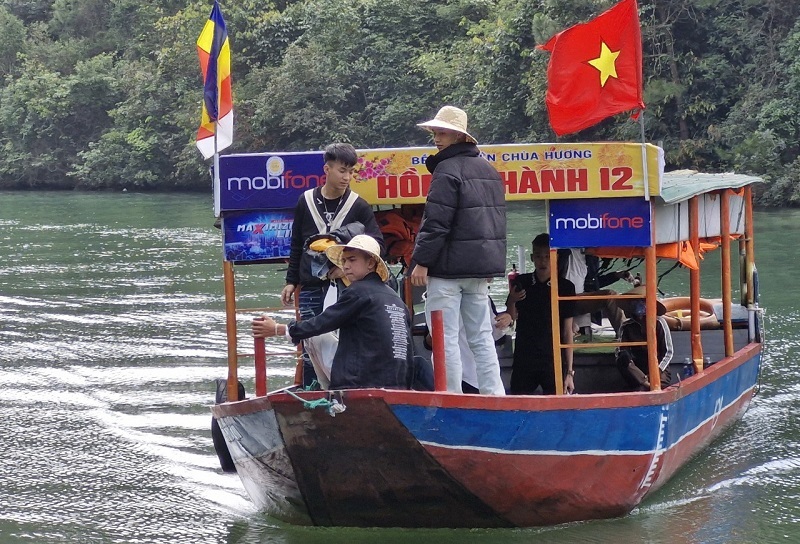 Nhiều du kh&aacute;ch kh&ocirc;ng mặc &aacute;o phao khi ngồi du thuyền tại hồ Nh&agrave; Đường