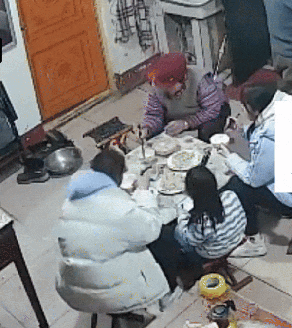Cậu bé bị bố quát mắng vì ngồi vào chỗ thuộc về ông nội trong bữa cơm, dân mạng tranh cãi nảy lửa: 'Dạy con bằng tư tưởng lạc hậu?' - Ảnh 2. Cậu bé bị bố quát mắng vì ngồi vào chỗ thuộc về ông nội trong bữa cơm, dân mạng tranh cãi nảy lửa: 'Dạy con bằng tư tưởng lạc hậu?' - Ảnh 2.