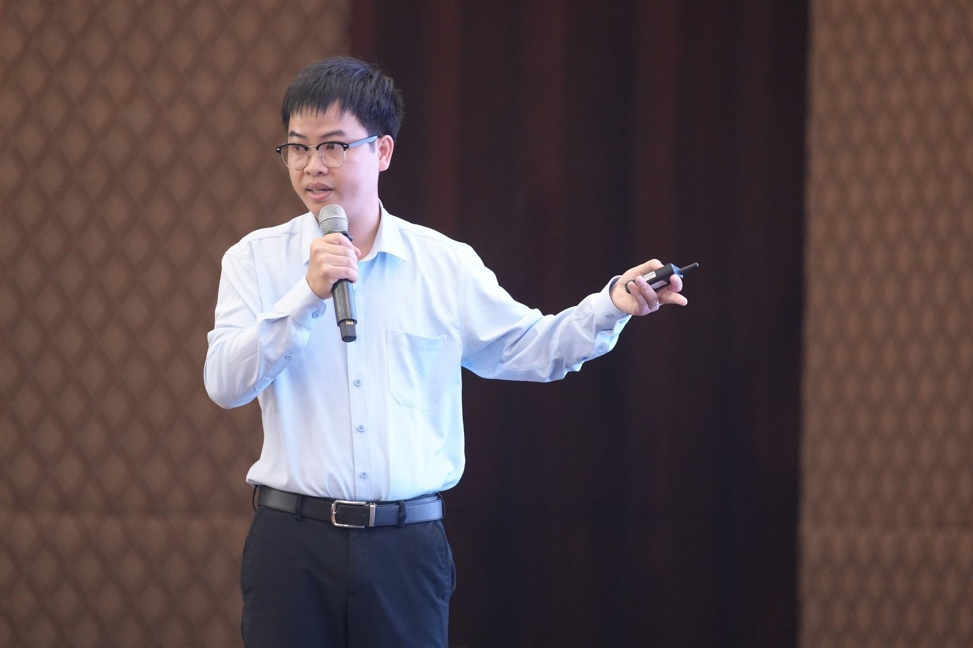 Nhà khoa học trẻ nhất Giải thưởng Quả cầu vàng: 'Đây là công việc rất đáng làm' - Ảnh 3. Nhà khoa học trẻ nhất Giải thưởng Quả cầu vàng: 'Đây là công việc rất đáng làm' - Ảnh 3.