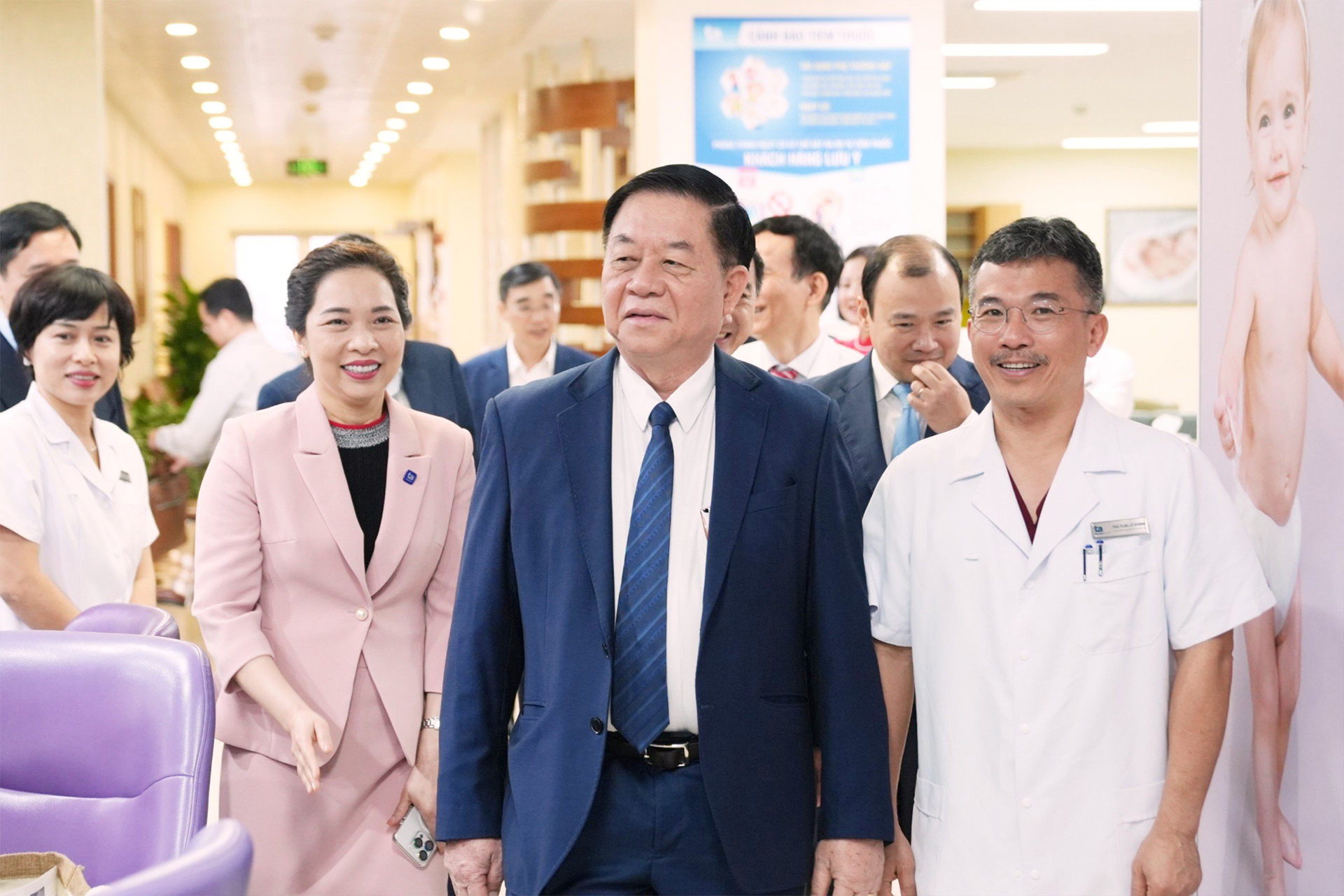 Ông Nguyễn Trọng Nghĩa và đoàn công tác đi thăm quan hệ thống trang thiết bị, cơ sở vật chất tại BVĐK Tâm Anh Hà Nội