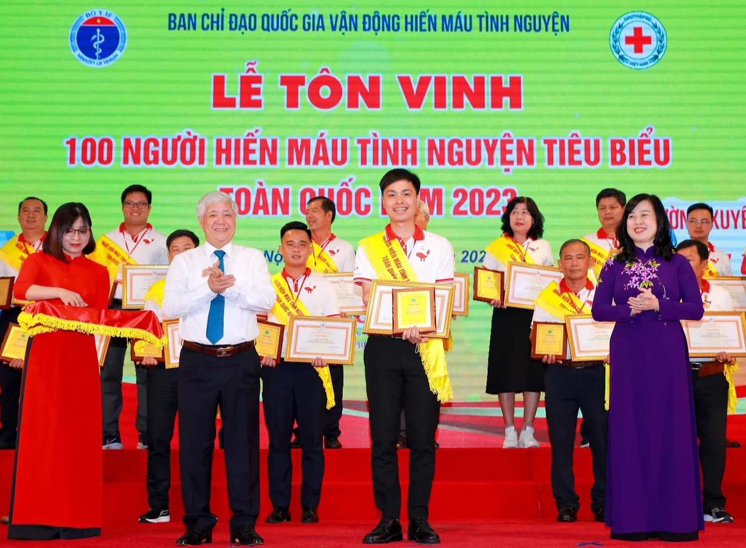 Chàng trai khuyết tật 27 lần hiến máu tình nguyện - Ảnh 2. Chàng trai khuyết tật 27 lần hiến máu tình nguyện - Ảnh 2.