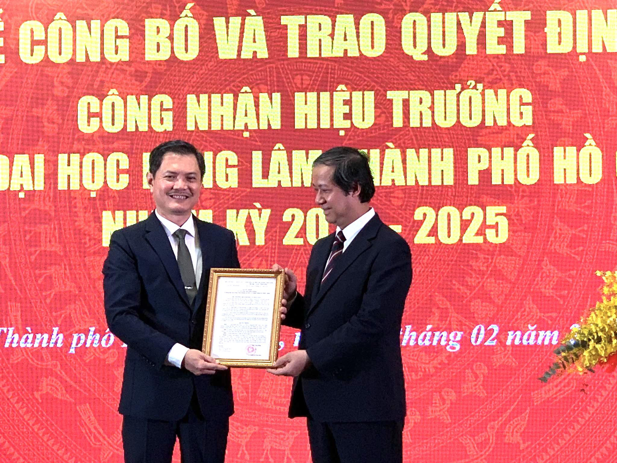 Bộ trưởng Bộ Giáo dục và Đào tạo: Hiệu trưởng đại học đã có nhiều quyền hơn- Ảnh 2. Bộ trưởng Bộ Giáo dục và Đào tạo trao quyết định công nhận hiệu trưởng Trường đại học Nông Lâm TP.HCM cho PGS.TS Nguyễn Tất Toàn - Ảnh: TRẦN HUỲNH