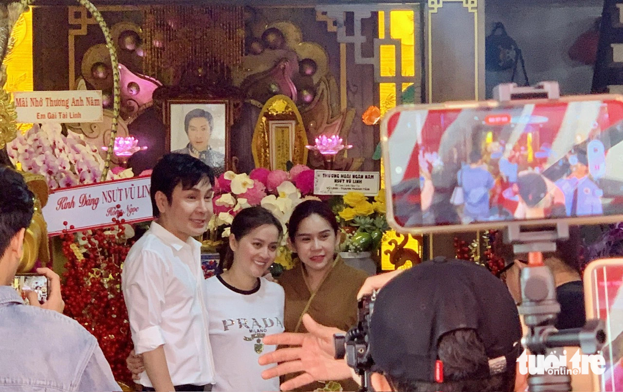 Nghệ sĩ Vũ Luân, Bình Tinh tại lễ giỗ cố nghệ sĩ Vũ Linh - Ảnh: HOÀI PHƯƠNG Nghệ sĩ Vũ Luân, Bình Tinh tại lễ giỗ cố nghệ sĩ Vũ Linh - Ảnh: HOÀI PHƯƠNG
