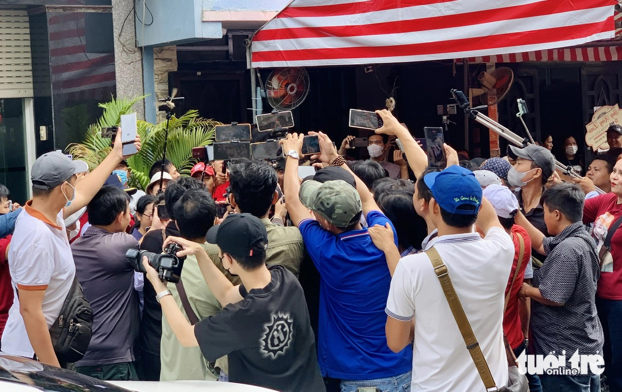 Đôi lúc các YouTuber gây mất trật tự - Ảnh: HOÀI PHƯƠNG Đôi lúc các YouTuber gây mất trật tự - Ảnh: HOÀI PHƯƠNG
