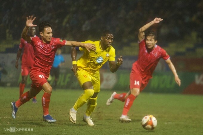 Rimario (áo vàng) ấn định chiến thắng 3-2 cho Thanh Hoá trước Hải Phòng. Ảnh: Thanh Thanh