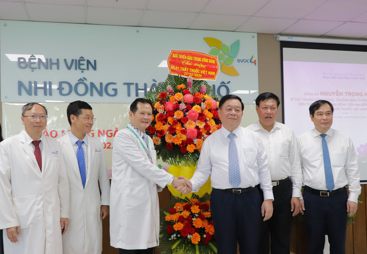 Trưởng Ban Tuyên giáo Trung ương mong thầy thuốc khơi dậy mạnh mẽ y đức, ý chí tự lực, tự cường- Ảnh 4. Lãnh đạo bệnh viện nhận hoa và quà từ đoàn đại biểu - Ảnh: CẨM NƯƠNG