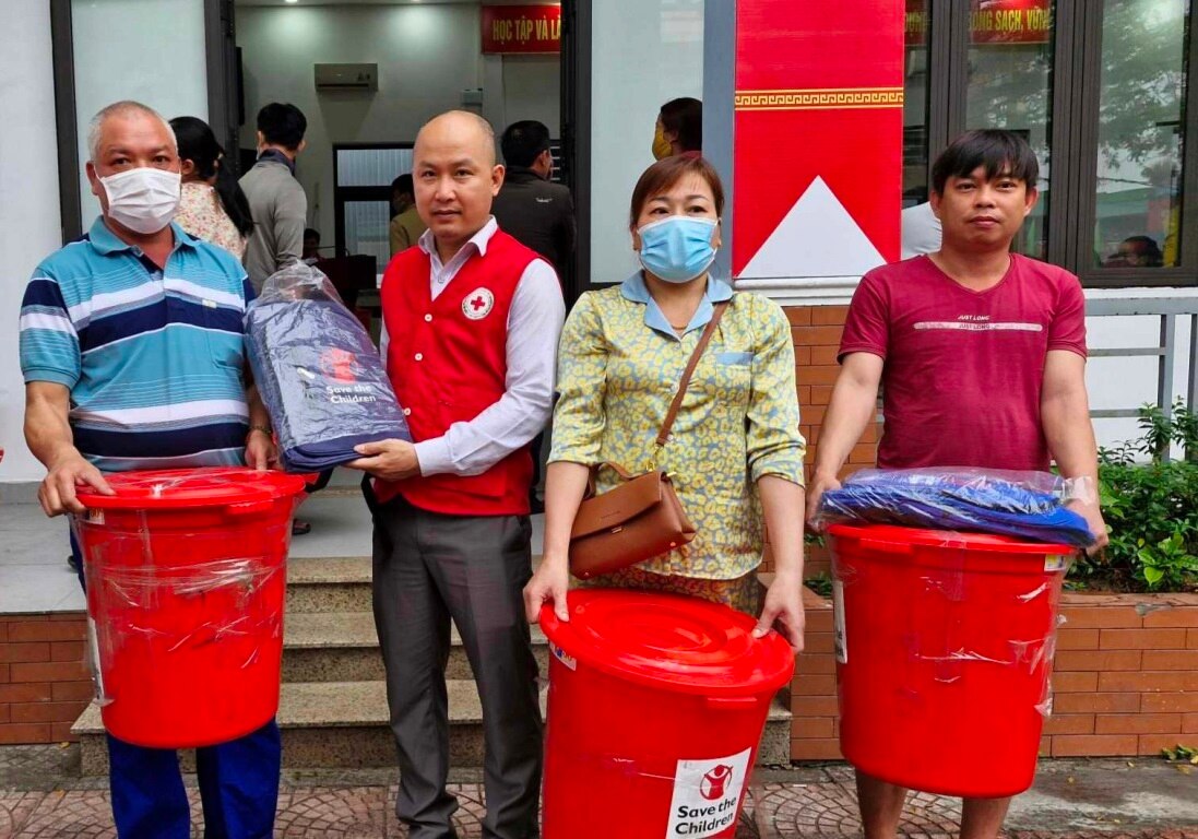 Đà Nẵng trao 300 thùng hàng gia đình cho người dân ảnh hưởng bởi mưa lũ - 2