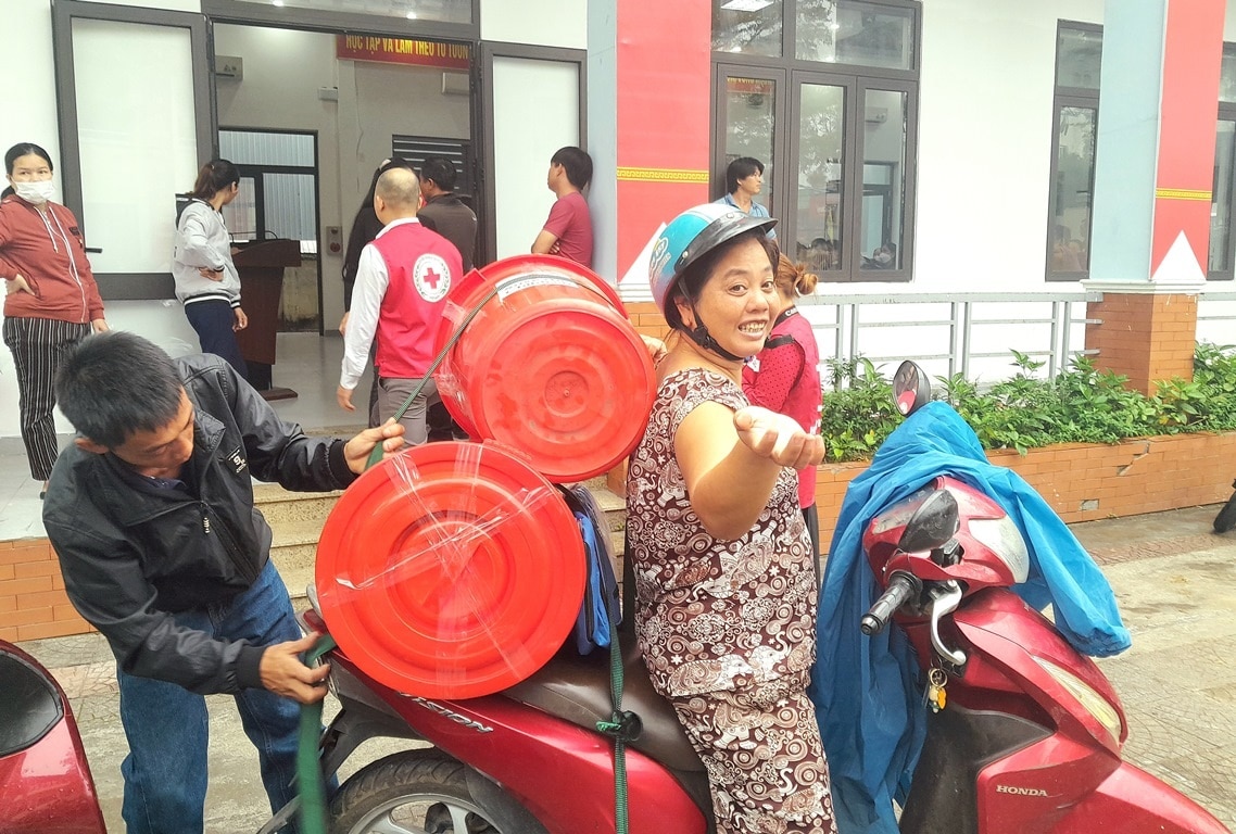 Đà Nẵng trao 300 thùng hàng gia đình cho người dân ảnh hưởng bởi mưa lũ - 3