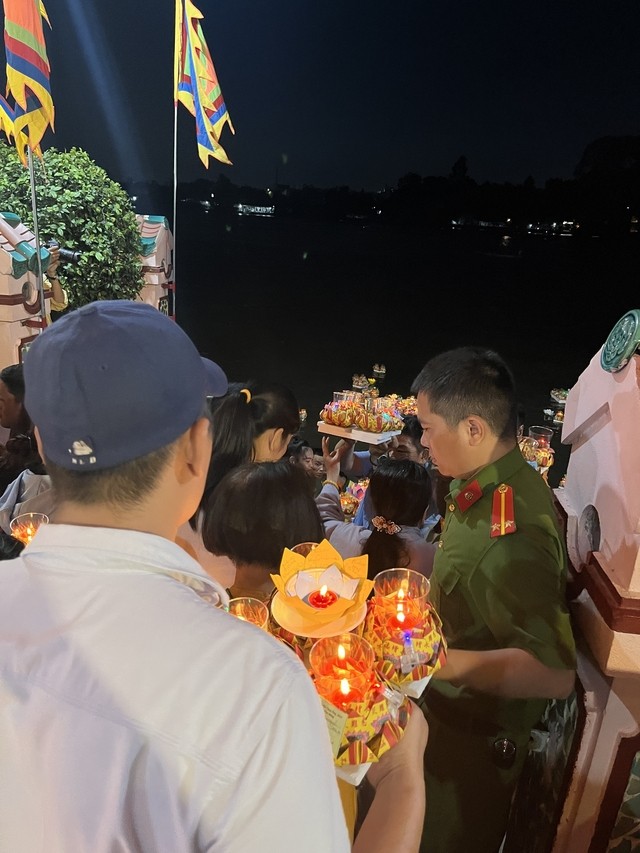 Thả hàng ngàn hoa đăng xuống sông Đồng Nai cầu bình an ảnh 5