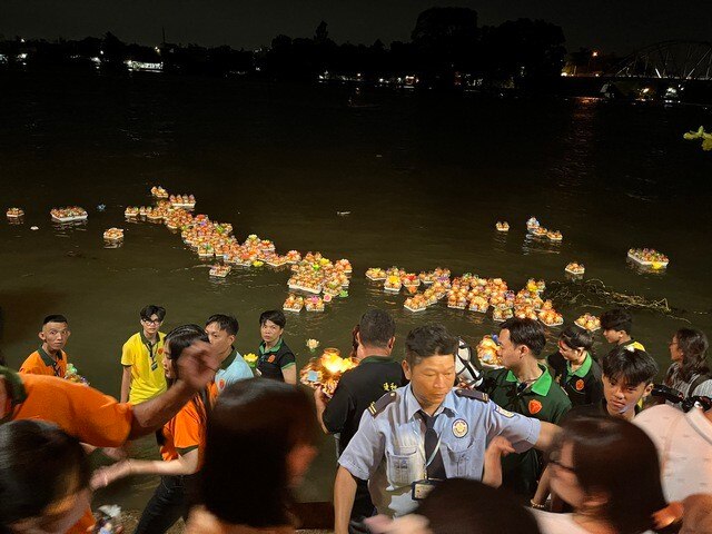 Thả hàng ngàn hoa đăng xuống sông Đồng Nai cầu bình an ảnh 6