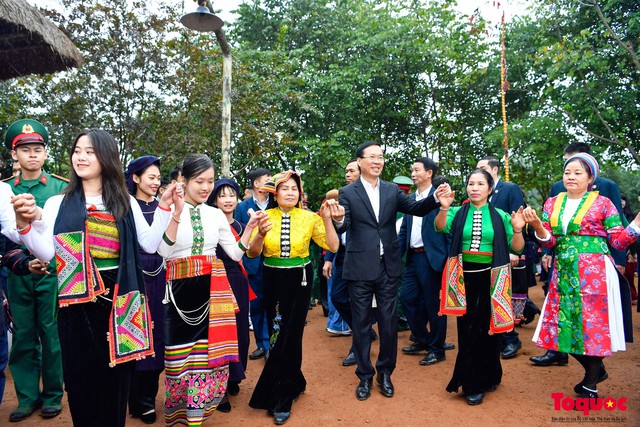 Chủ tịch nước Võ Văn Thưởng: Quan tâm phát triển toàn diện, chú trọng phát triển văn hóa vùng đồng bào dân tộc thiểu số, vùng sâu, vùng xa, vùng biên giới và hải đảo - Ảnh 4.