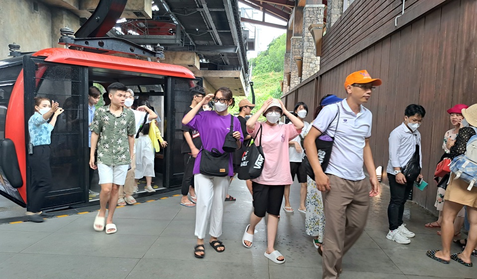 Cáp treo Hòn Thơm thu hút khá đông khách trong dịp Tết. (Ảnh Hữu Tuấn)