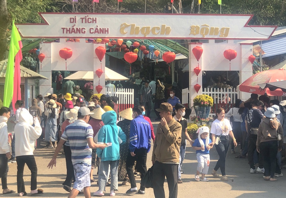 Du khách tham quan tại các điểm du lịch tại Hà Tiên. (Ảnh Hữu Tuấn)