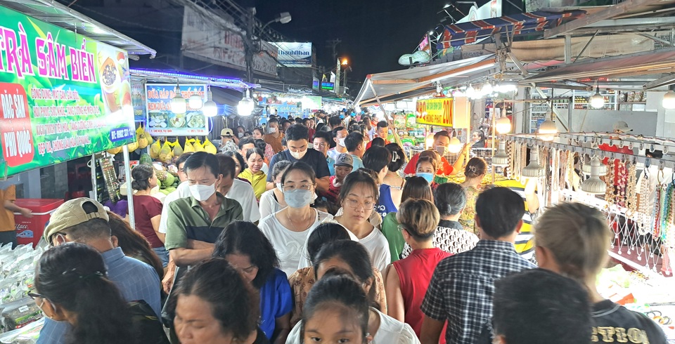 Chợ đêm Phú Quốc điểm đến yêu thích của nhiều du khách khi đến với Đảo Ngọc. (Ảnh Hữu Tuấn)