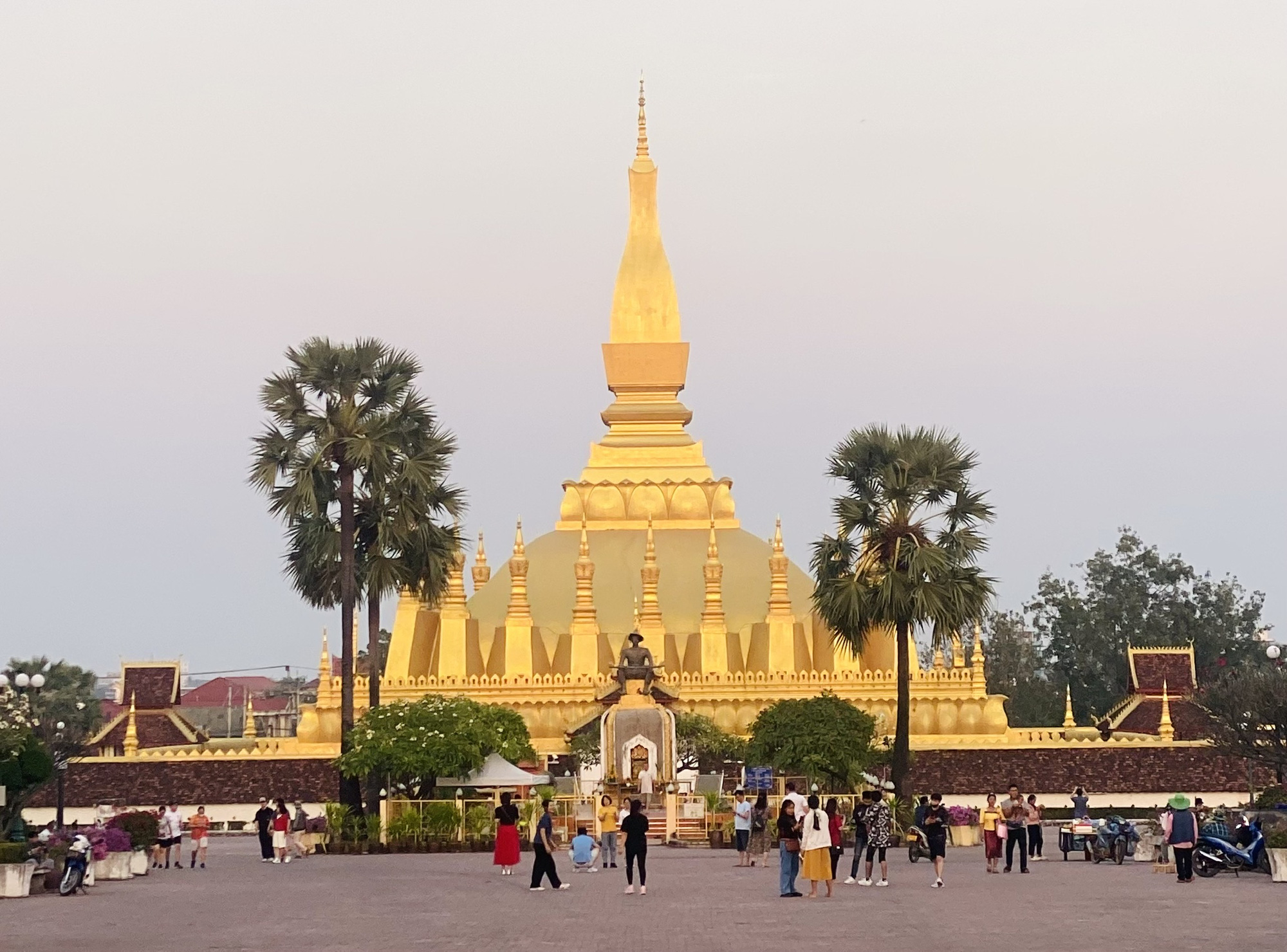 Khoảnh khắc Tết của tôi: Đem hương Tết Việt du xuân đất Lào- Ảnh 7. Chùa That Luang - ngôi chùa vàng nổi tiếng của Lào.