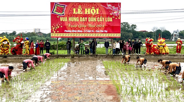 Phú Thọ sôi nổi Lễ hội Vua Hùng dạy dân cấy lúa - Ảnh 2. Phú Thọ sôi nổi Lễ hội Vua Hùng dạy dân cấy lúa - Ảnh 2.
