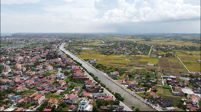 Một đoạn đường bộ ven biển đi trùng QL21A đoạn từ cầu Thịnh Long đến đoạn xã Hải Xuân, hướng về đê biển xã Hải Chính nhìn từ trên cao. Ảnh: Báo Nam Định
