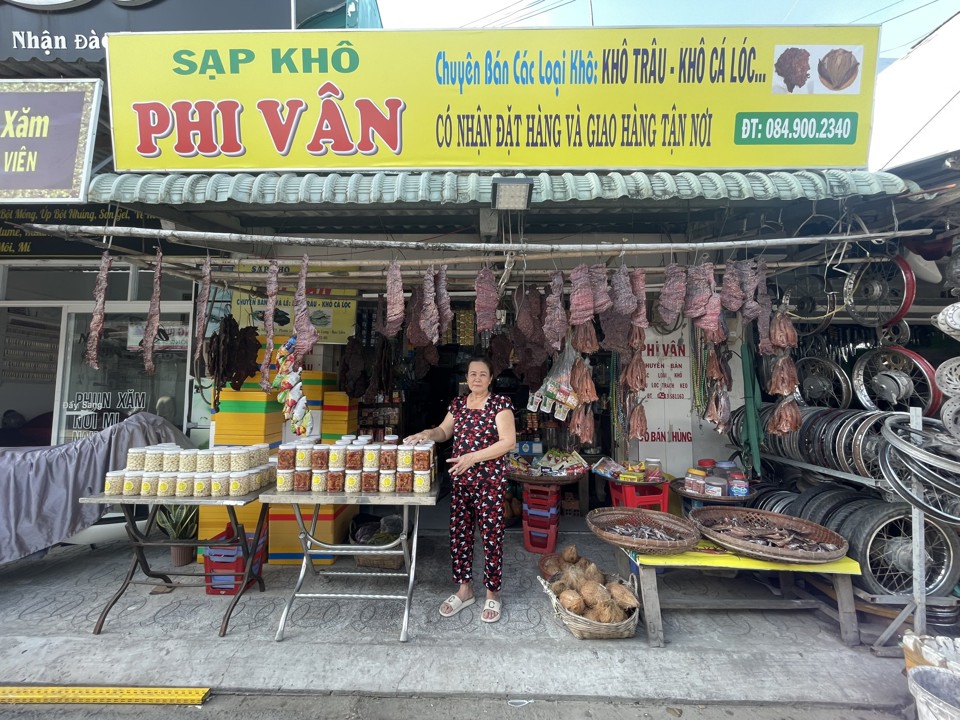Sạp khô Phi Vân ở Phước Long Bạc Liêu, chuyên tự làm thủ công và bán món khô trâu nổi tiếng (Hoàng Nam)