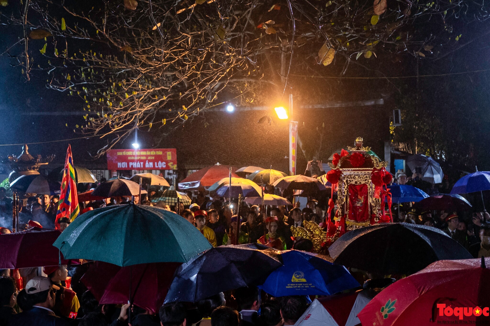 Hàng ngàn du khách đội mưa xuyên đêm về dự lễ khai ấn đền Trần - Ảnh 2.