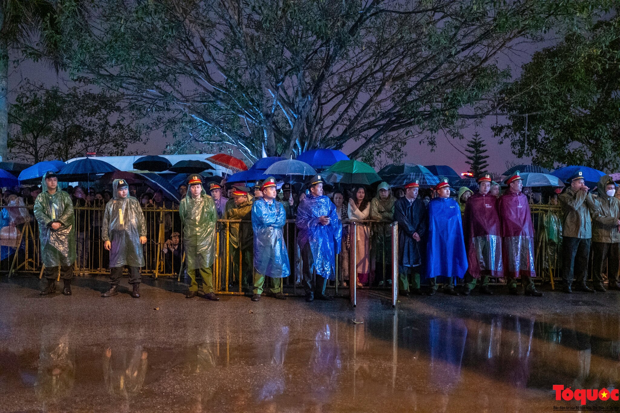 Hàng ngàn du khách đội mưa xuyên đêm về dự lễ khai ấn đền Trần - Ảnh 5.