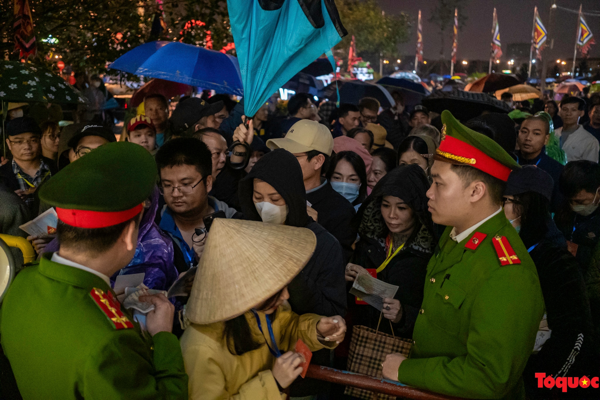 Hàng ngàn du khách đội mưa xuyên đêm về dự lễ khai ấn đền Trần - Ảnh 4.