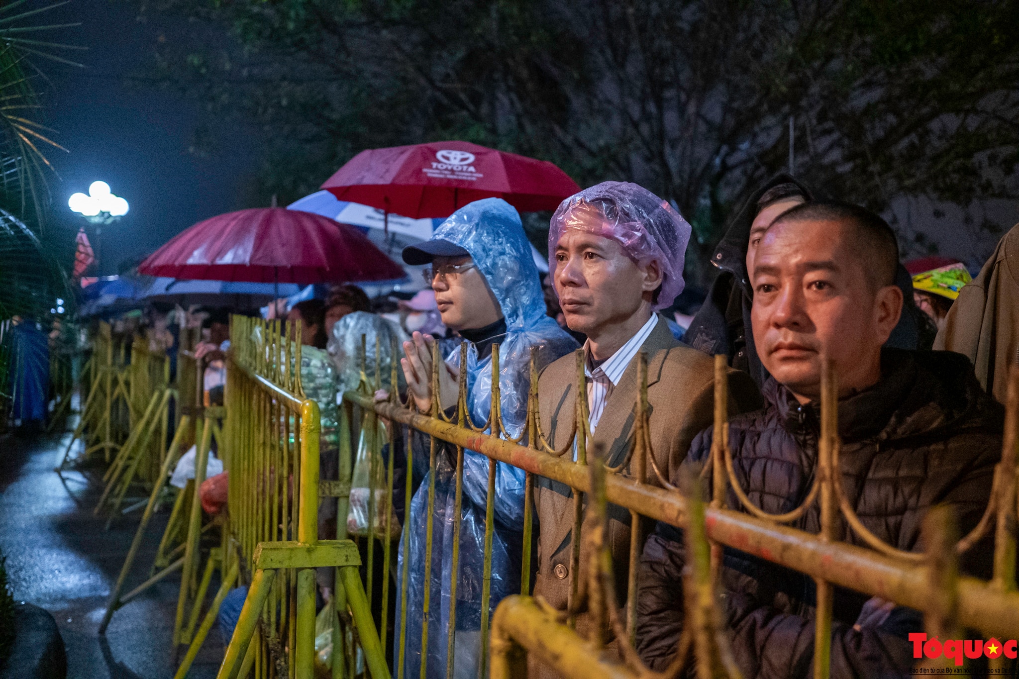 Hàng ngàn du khách đội mưa xuyên đêm về dự lễ khai ấn đền Trần - Ảnh 6.