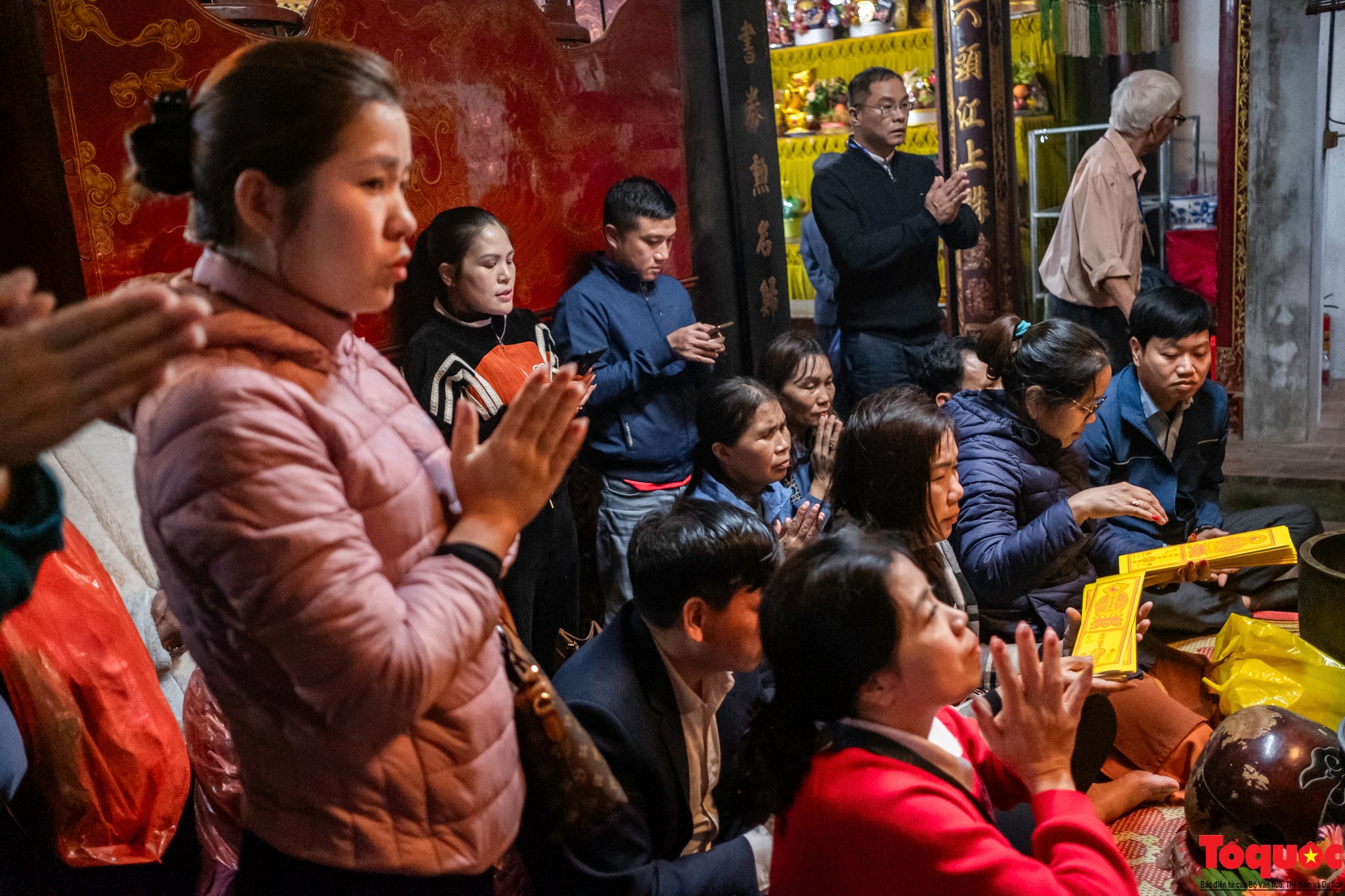 Hàng ngàn du khách đội mưa xuyên đêm về dự lễ khai ấn đền Trần - Ảnh 8.