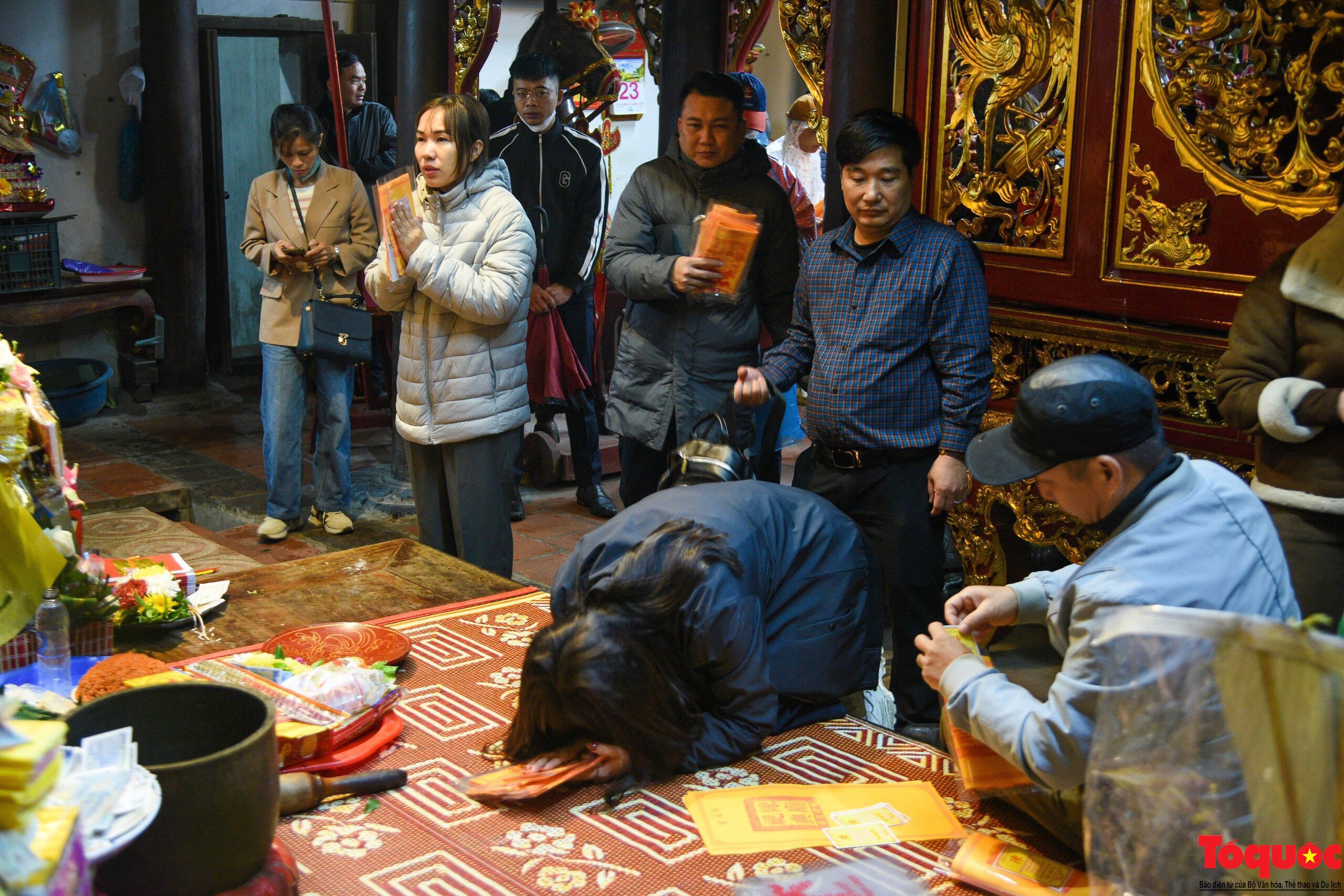 Hàng ngàn du khách đội mưa xuyên đêm về dự lễ khai ấn đền Trần - Ảnh 15.