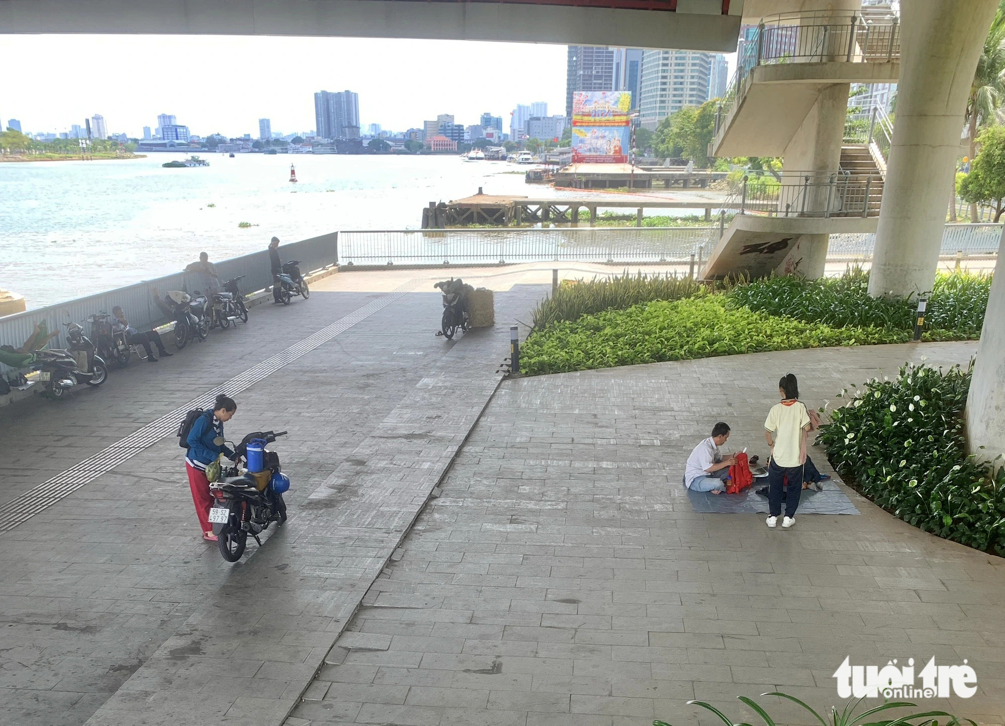 Nhiều người mắc võng , trãi bạt nghĩ trưa dười dạ cầu Ba Son, quận 1, trốn cái nóng 35 độ C trưa 23-2 Nhiều người mắc võng, trải bạt nghỉ trưa dưới dạ cầu Ba Son, quận 1 trốn cái nóng 35 độ C.