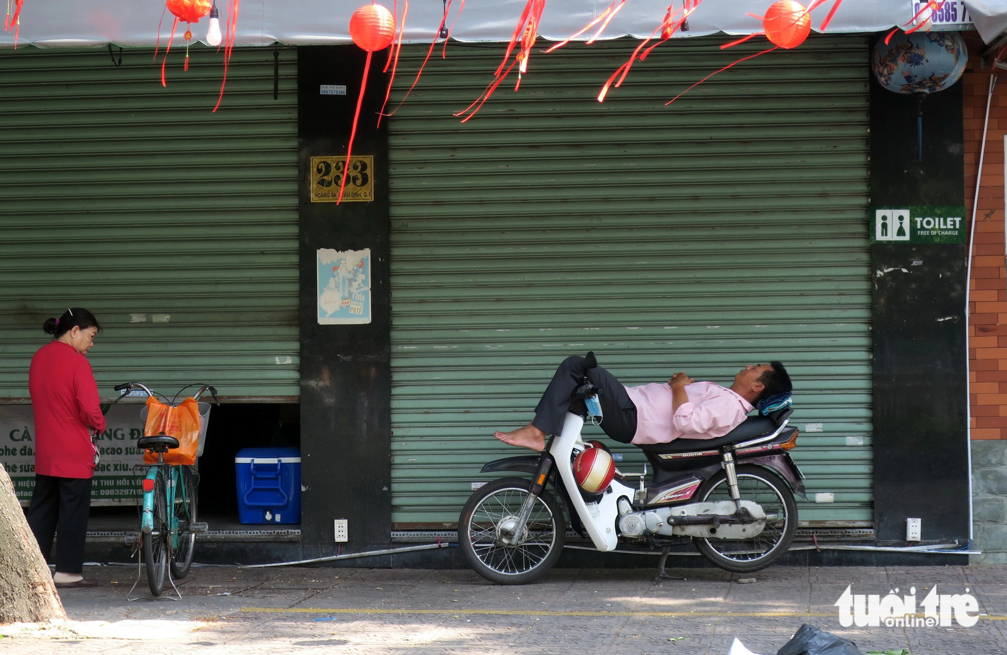 Một bác tài xe ôm truyền thống nghỉ trưa trước hiên một quàn hàng trên đường Trường Sa, quận 1 Một bác tài xe ôm nghỉ trưa trước hiên một quán hàng trên đường Trường Sa, quận 1.