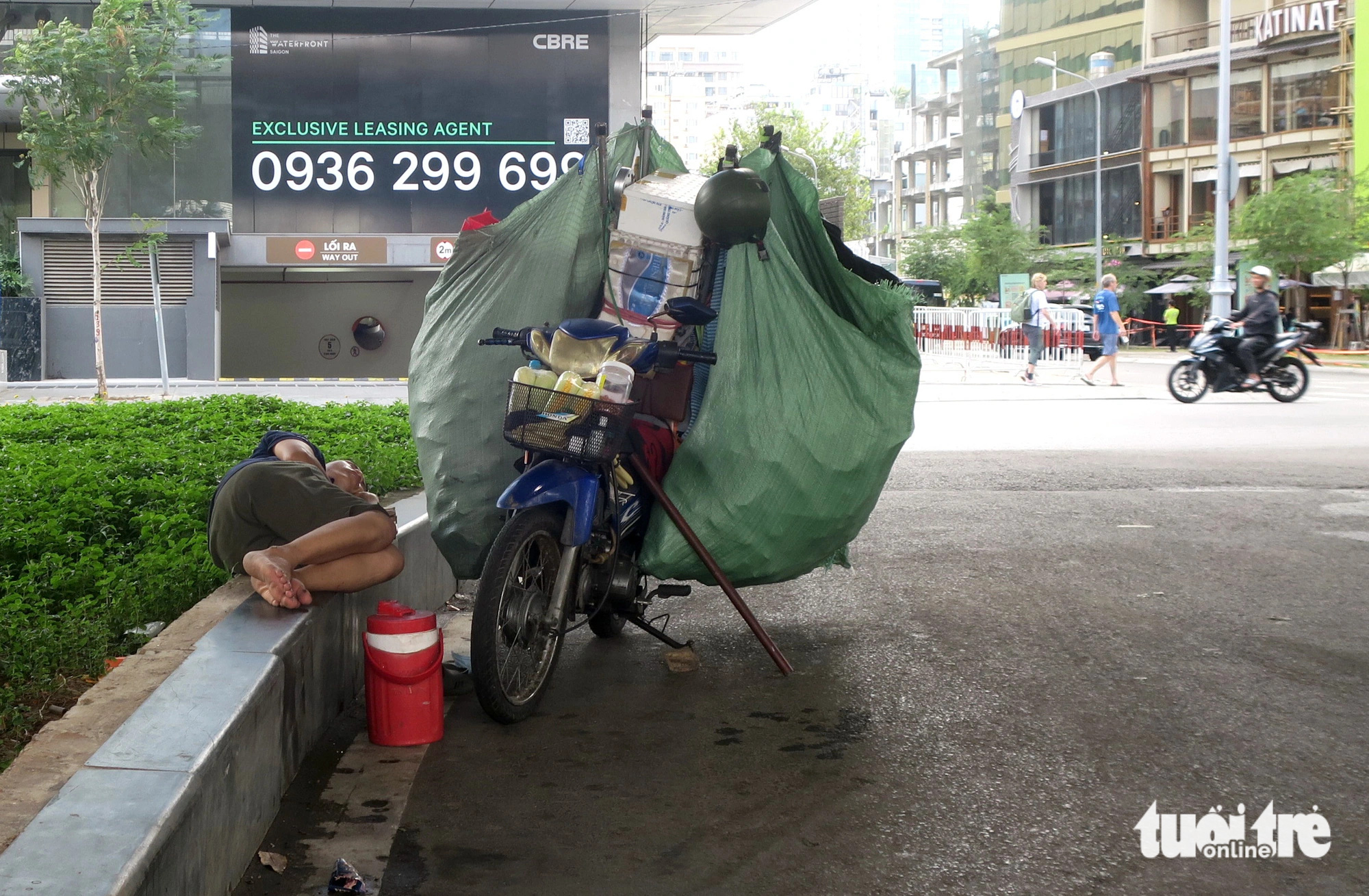 Một người thu mua, lượm ve chai nghỉ trưa dưới da cầu tránh nóng ờ quận 1, TP.HCM Một người thu mua, lượm ve chai nghỉ trưa dưới da cầu tránh nóng ở quận 1