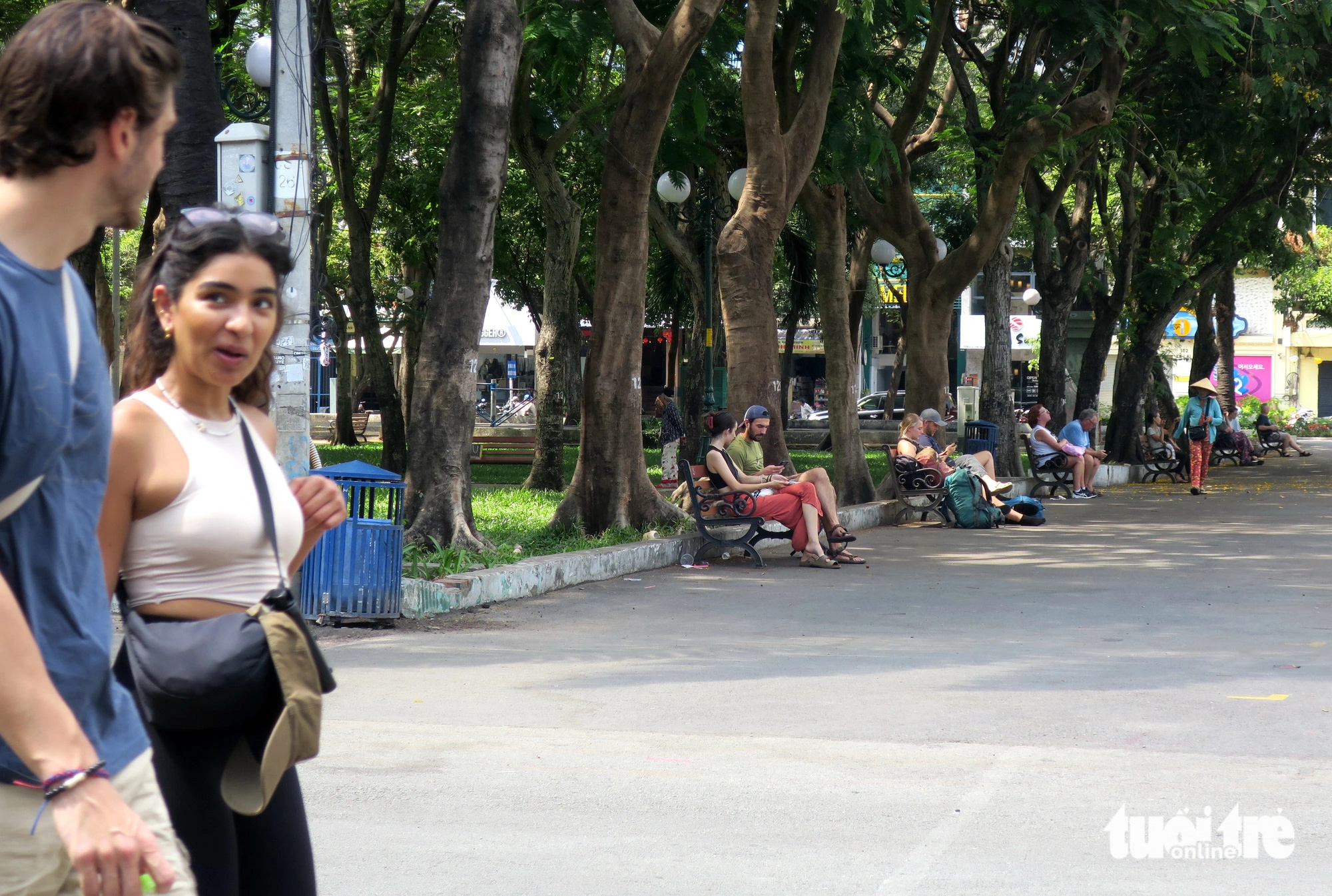 Du khách ngồi nghỉ trưa tại công viên 23-9, quận 1, TP.HCM Du khách ngồi nghỉ trưa tại công viên 23-9, quận 1
