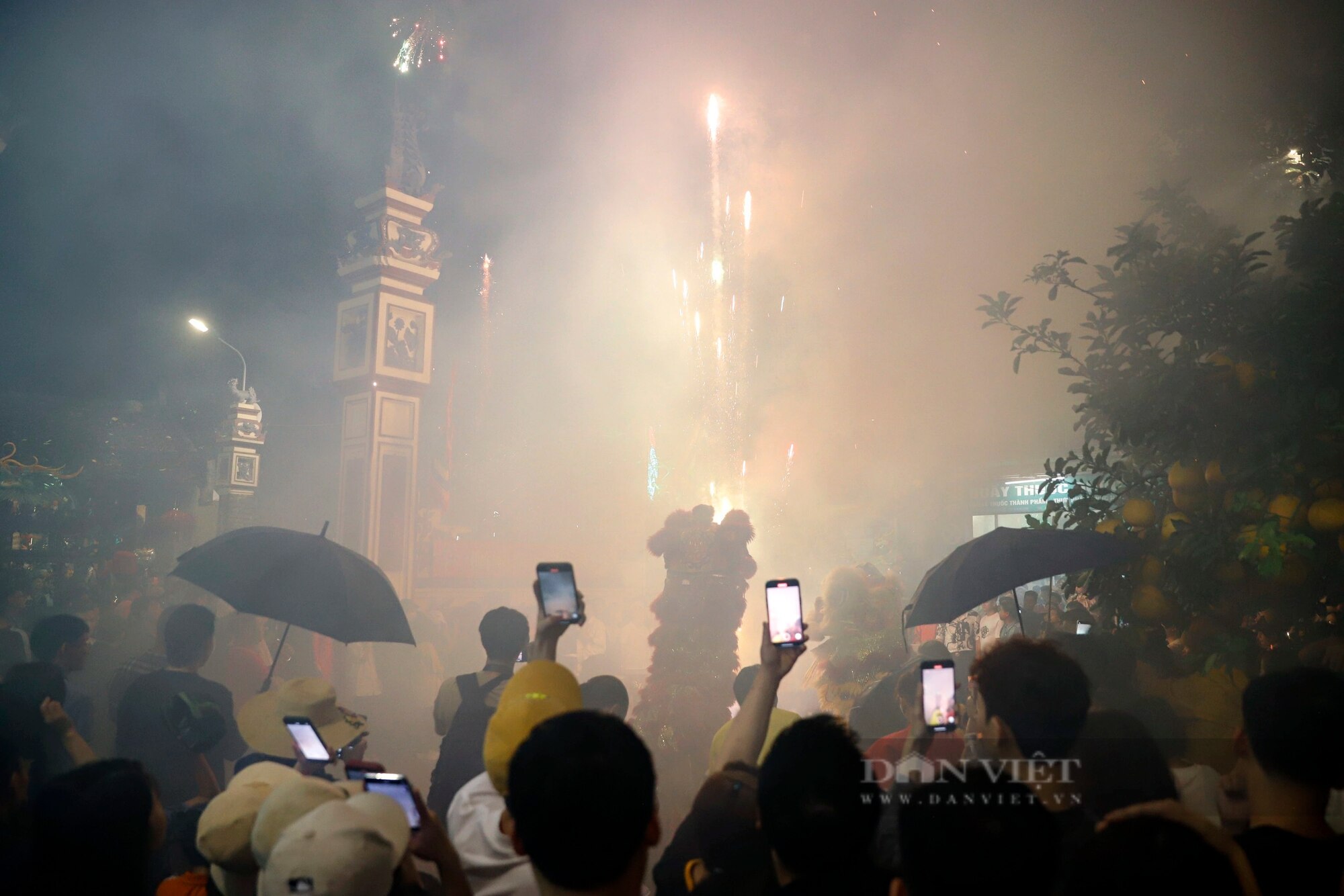 Pháo lậu nổ vang trời, khói bay mù mịt giữa đám đông tại lễ rước 