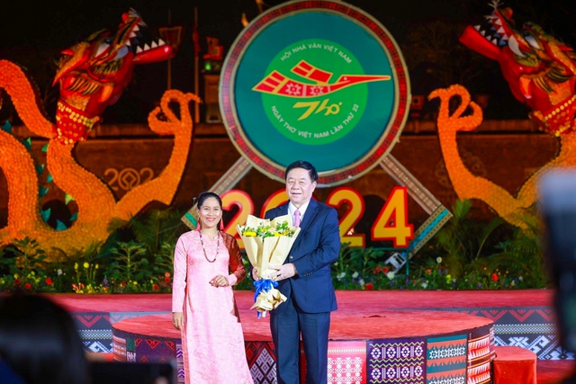 Thơ ca Việt Nam hòa chung "nhịp đập" trong chương trình nghệ thuật Đêm thơ - Ảnh 2. Thơ ca Việt Nam hòa chung "nhịp đập" trong chương trình nghệ thuật Đêm thơ - Ảnh 2.