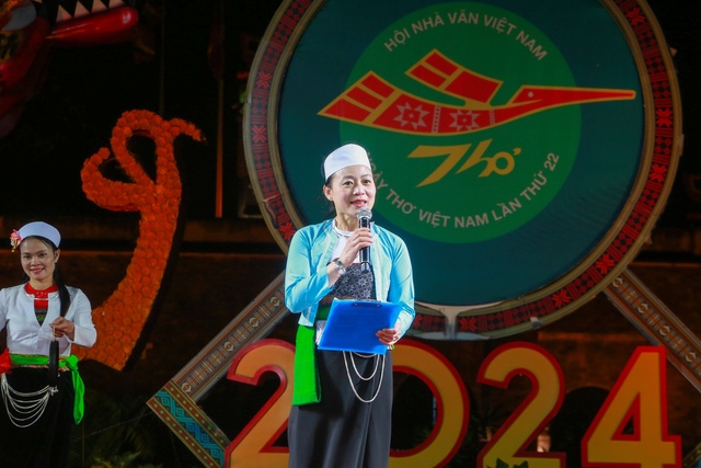 Thơ ca Việt Nam hòa chung "nhịp đập" trong chương trình nghệ thuật Đêm thơ - Ảnh 4. Thơ ca Việt Nam hòa chung "nhịp đập" trong chương trình nghệ thuật Đêm thơ - Ảnh 4.