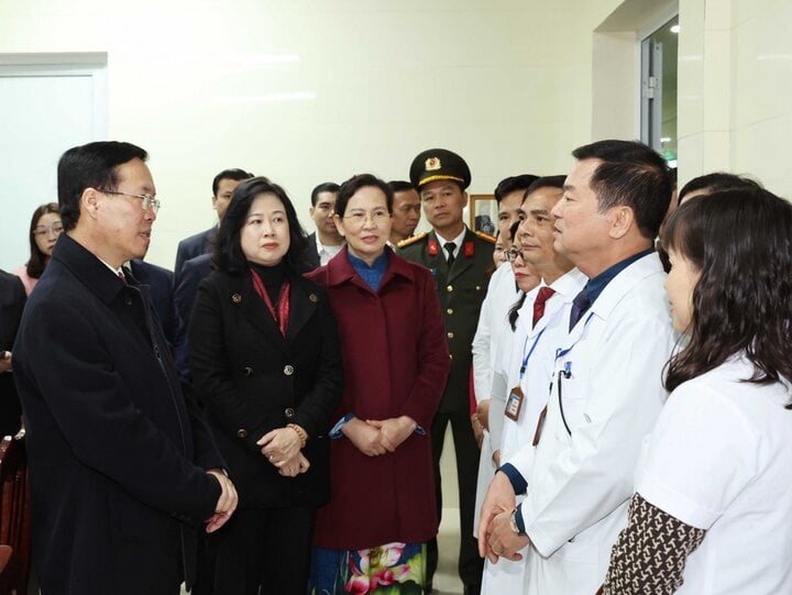 Chủ tịch nước Võ Văn Thưởng thăm, chúc mừng các Thầy thuốc của Trung tâm Y tế huyện Thanh Liêm.