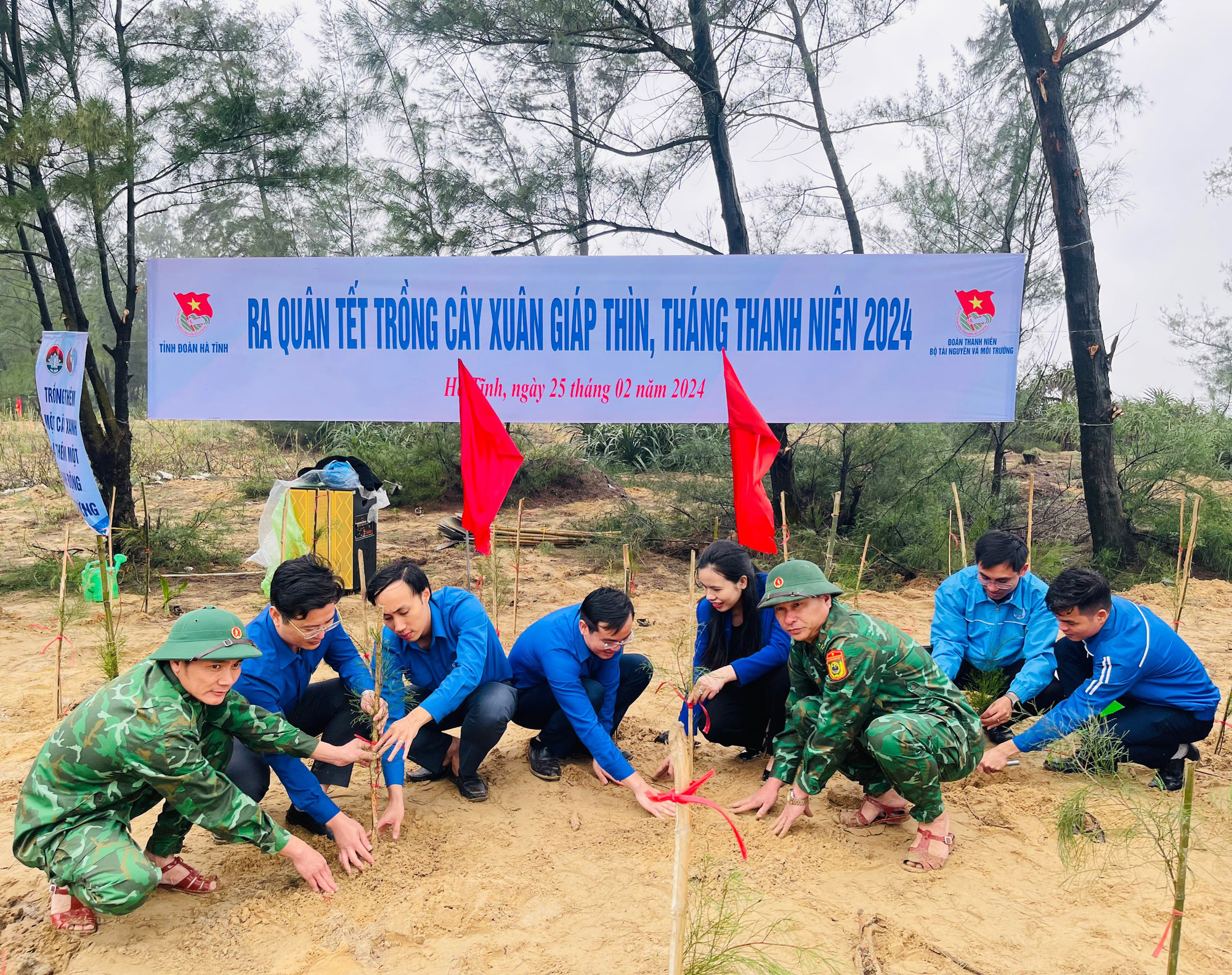 Khởi công công trình lưu niệm anh hùng Phan Đình Giót- Ảnh 2. Cán bộ đoàn viên và lực lượng vũ trang tham gia trồng cây xanh - Ảnh: H.A.