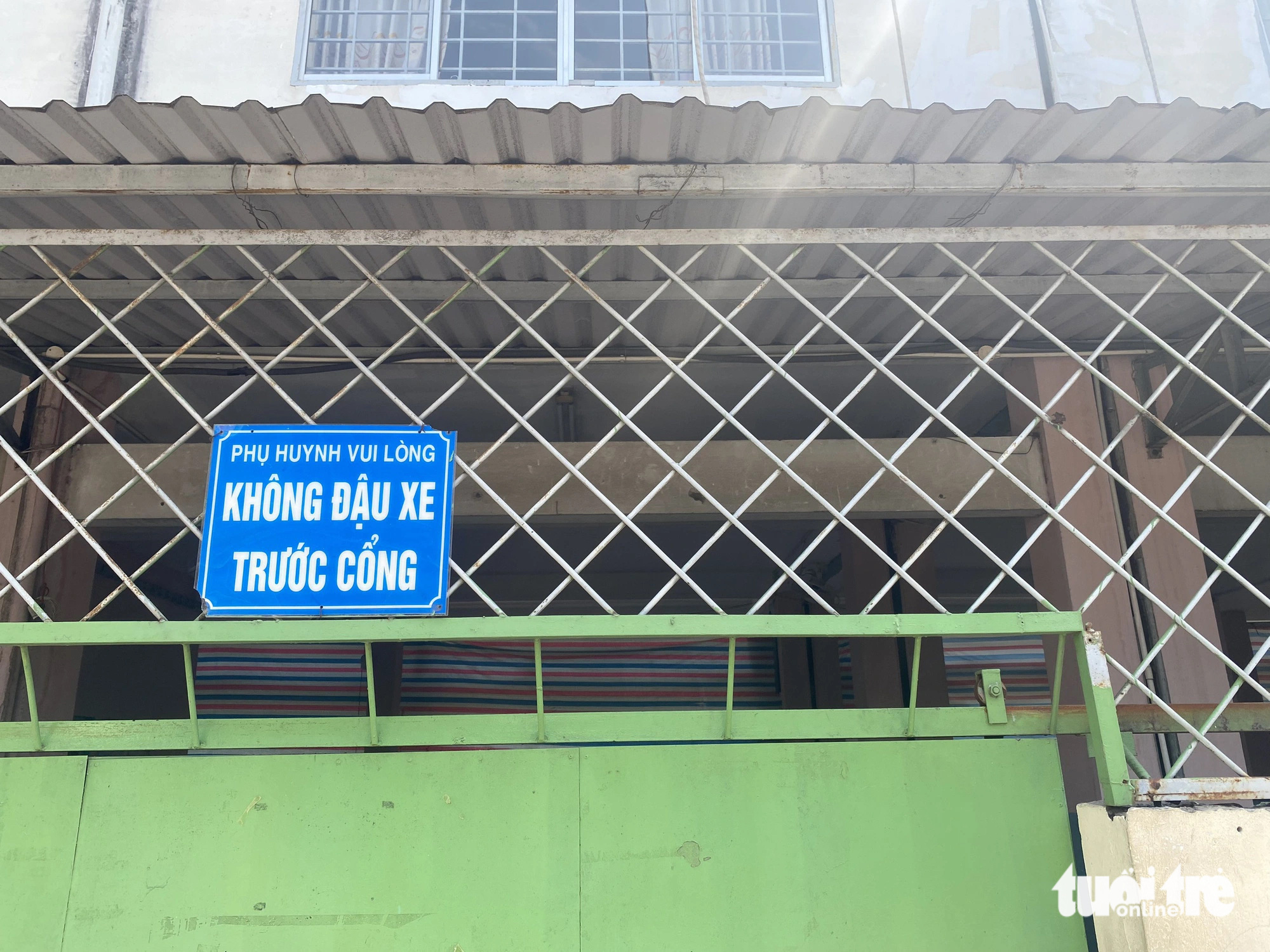 Trường thi công sửa chữa, trò học giữa bụi bặm, ồn ào- Ảnh 3. Những tấm bạt che từ bên ngoài trường có thể dễ dàng nhìn thấy, phụ huynh lo ngại lớp học của con bị tối - Ảnh: NGỌC PHƯỢNG