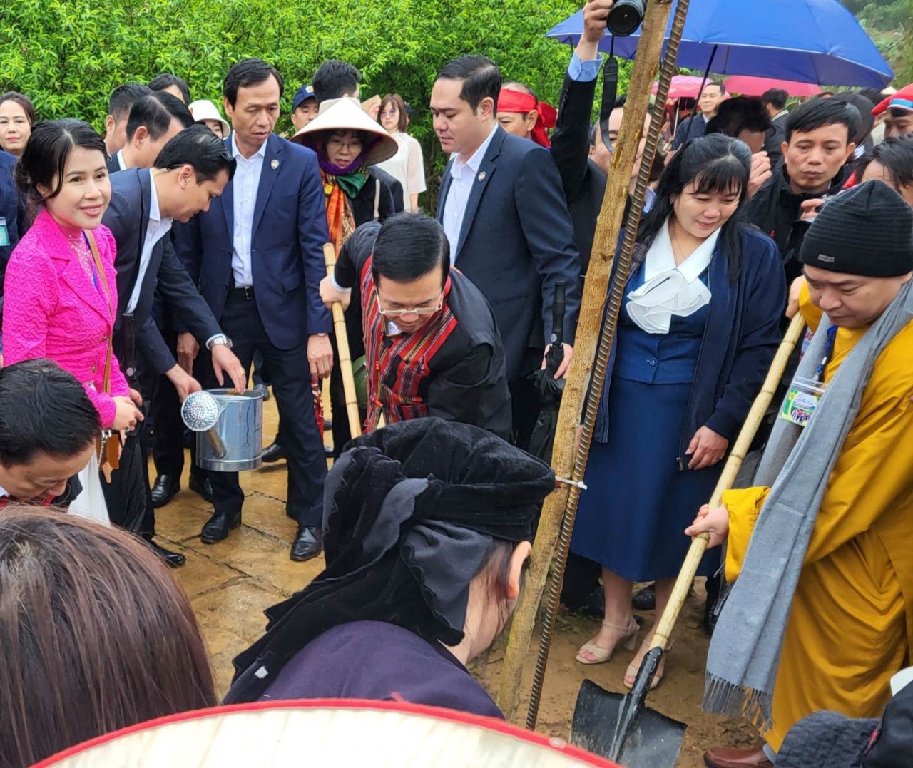 Chủ tịch nước Võ Văn Thưởng trồng cây cùng bà con tại Làng Văn hóa. (Ảnh: Minh Hòa) Chủ tịch nước Võ Văn Thưởng trồng cây cùng bà con tại Làng Văn hóa. (Ảnh: Minh Hòa)